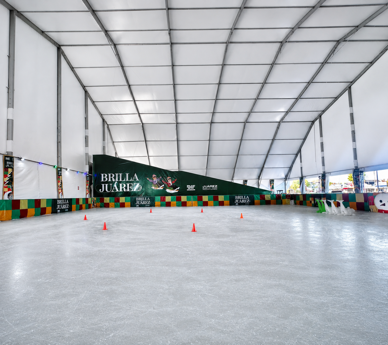 Renta de Pistas de Hielo, Tobogan y Zona de Nieve Infantil